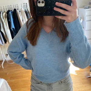 Blå tröja - Mysig blå tröja i färgen ljusblå💙