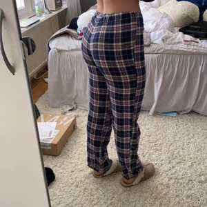 lowraise pyjamasbyxor - Superfina lowraise pyjamasbyxor som tyvärr börjar är bli lite små. Jag är oftast S/M i byxor men skulle säga att dessa passar bättre på någon som är xs/s. Är 165 cm o på mig går de ner till foten. Frakt tillkommer 💕