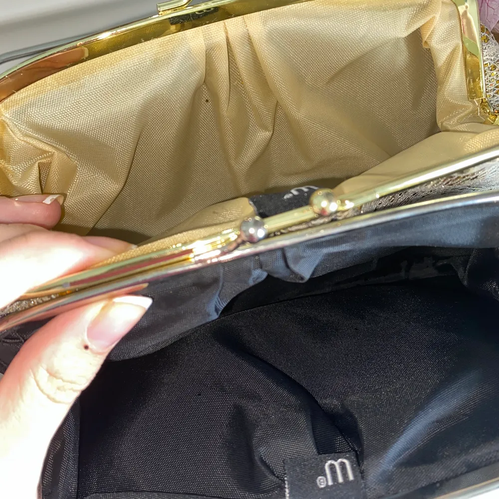 Samma design clutch väska (brand unknown) från tidiga 2000-talet. Ena är svart-glittrig & den andra guld-glittrig. I utmärkt skick. 80kr/st eller 150kr för båda~ 💗✨. Väskor.