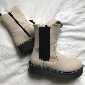 Duffy Kängor  - Beigea kängor från Duffy, storlek 38☺️ Köpta hösten 2021, nypris 499kr. Använda en gång, även därför jag säljer dem. Som nyskick, inga defekter. 🥰 Skriv till mig om eventuella frågor eller fler bilder💗