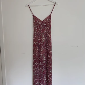 Mönstrad maxiklänning - Plagget är i superbra skick och bara använt ett fåtal gånger. Klänningen passar perfekt till sommaren och har ett kryss i ryggen. Den är lång och har även slitsar på sidorna🌸                                Köparen står för frakten❣️