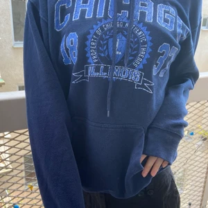Blå hoodie med tryck - Jätte fin mörkblå hoddie med ett ljusblått tryck! Andvänt  ett par gånger! 