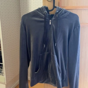 Kofta - En grå sammet kofta från Gina Tricot. Köptes för cirka 249kr men säljer för 150kr + frakt. Alldrig använd då den inte passade mig!🧥🙂