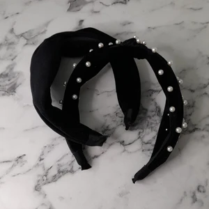 Två hårband - Dessa hårbanden är aldrig använda denna ma  betalar summan för både plagget och frakten 