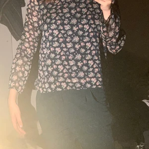 Plagg från h&m  - Som nyyy fast använt några gånger. St: 164 men passar mej och jag har S. Säljer då det inte riktigt är min stil längre.