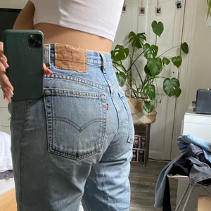 Levis jeans - Säljer dessa Levis jeansen 550’s! Mammas gamla jeans har för mig de är herr modell egentligen! Jag är vanligt vis en 36/38 i jeans från ginatricot tex! Det står bara L på dom. Köparen står för frakten! Köp direkt för  300+ frakt (69kr)