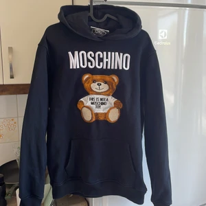 Moschino - Moschino tröja i använd skick storlek M 