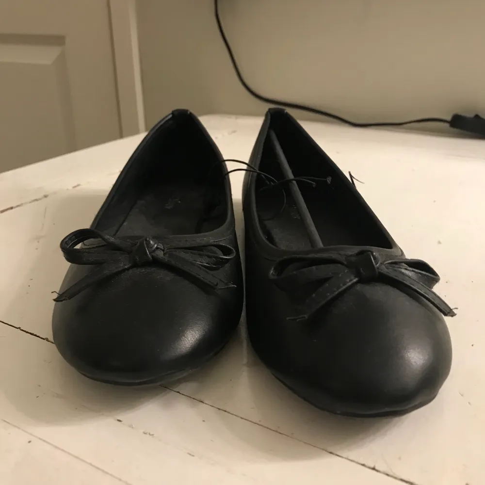 Ballerinaflats från NLY shoes i strl 38.  Nyskick, tror knappt att dom används. Köparen står för frakten (66 kr) eller möts upp i Linköping<3. Skor.