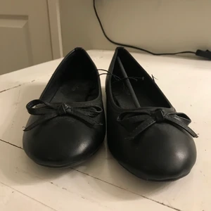 Balerinaskor strl 38 - Ballerinaflats från NLY shoes i strl 38.  Nyskick, tror knappt att dom används. Köparen står för frakten (66 kr) eller möts upp i Linköping<3