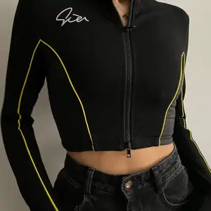 Lovely zip top from I AM GIA - fits amazing, perfect to wear with tracksuit pants out for a walk or just around the office combined with an oversized suit✨ I recall bying it for around 900-1000 kr at the website but I am selling it for a lot less. Size: Small, long sleeves. Worn a few times🦋 