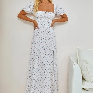 Blommig Långklänning - Superfin långklänning från SHEIN med blommigt print. Jättefin slits & puffärmar men var tyvärr något stor på mig och satt därför inte så bra. Det är storlek S och den är otroligt luftig och bekväm. Aldrig använd fick hem den idag. Jag är 165 cm lång för info. Betalning via swish 💘💘💘