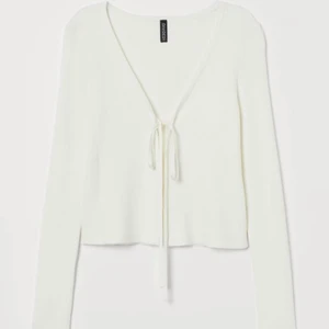 Vit kofta - Vit kofta med knyte framme. Ribbad. Ganska använd men i bra skick. Frakt kan ändras