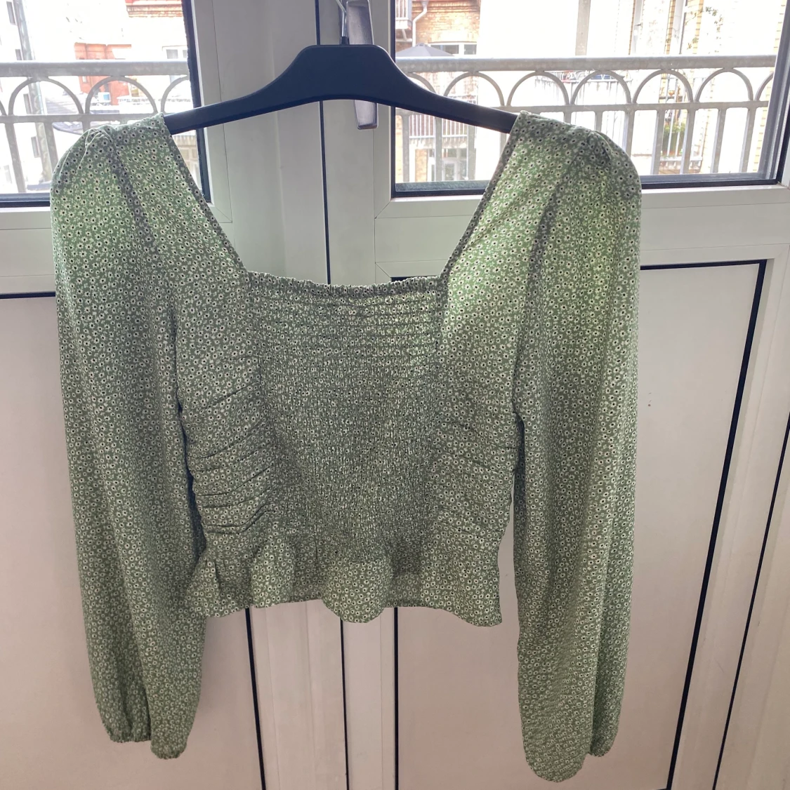 Grön/vit blommig top - 90