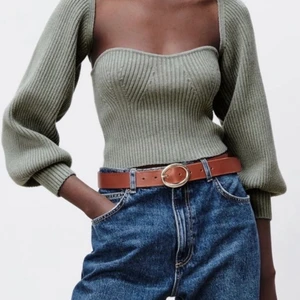 Zara set💚 - Säljer detta fina settet från Zara, använt väldigt få gånger och är slut på hemsidan💚”Koftan” är i storlek M och toppen i S💚