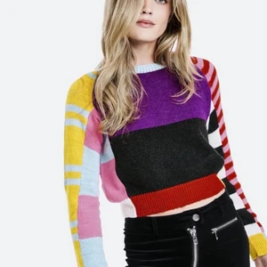 BikBok x Elsa Hosk Elsa Multi Sweater - Säljer denna snygga BikBok x Elsa Hosk kofta som inte längre finns tillgänglig i butik eller online! Hel och som ny. Likadana tröjor har setts användas av modeller som Kaia Gerber och Elsa Hosk. Passar både XS och S. Köpt för 600kr, köparen står för frakt