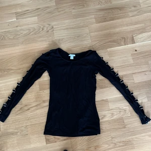 Topp Storlek XS - Snygg och sexig långärmad topp. Väldigt stretchig så passar dem i storlek S också