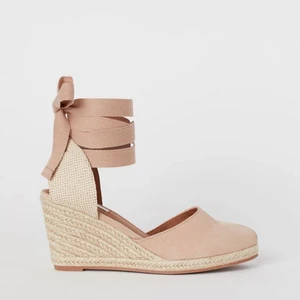 Klackskor - Sandaletter i mocka från H&M. Endast använda 1 gång!