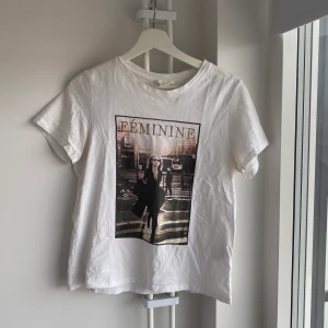 Vit t-shirt - vit t-shirt med tryck från h&m! mycket bra skick, knappt använd 🧡