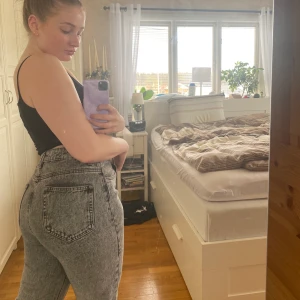 Gråa jeans från zara  - Säljer dessa gråa jeans från zara i storlek 42