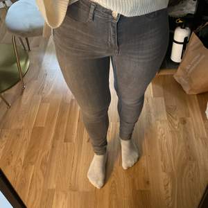 Ljusgråa jeans i storlek 38. Högmidjade 