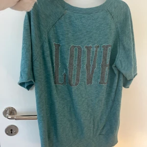 Snyggaste Zadig Voltaire tröjan - Säljer nu denna snygga turkosblåa tröjan från Zadig Voltaire. Snygg strass på ryggen! 