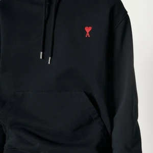 INTRESSEKOLL: AMI Paris hoodie  - Tänkte kolla intresset på min svarta AMI Paris hoodie som är inköpt på Vallgatan 12 i Göteborg. Jag köpte den i höstas och har använt den MAX 10 gånger då den är lite stor för mig. Storleken är XS och jag har självklart kvitto och etiketterna kvar. Bilderna är lånade men jag skickar egna vid intresse! Nypris är 2300kr och jag säljer den för 1400kr + frakt 