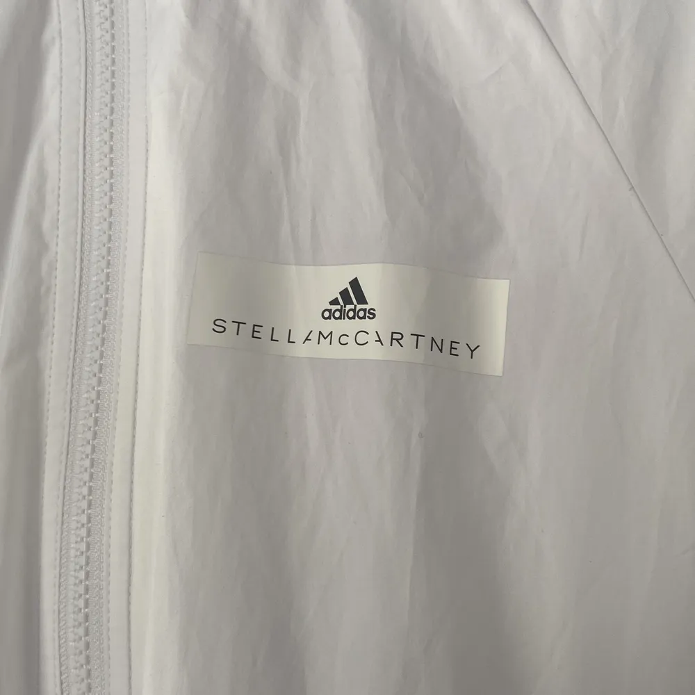 Säljer denna sparsamt använda vindjacka från adidas x Stella McCartney samarbetet dem hade. Finns även kvitto på varan som indikerar på att den är äkta. Storlek L och skulle säga att den passar en M möjligtvis en S beroende på hur man vill ha passformen.  . Jackor.