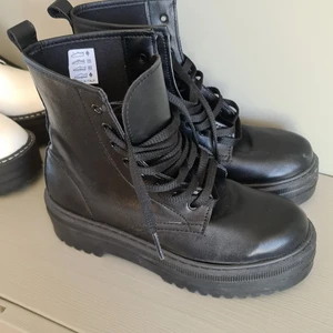 Svarta kängor från Dinsko - Aldrig använda. Storlek 37.