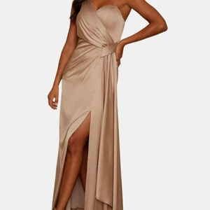 Balklänning  - Klänning från Zalando köpt för 1860kr, perfekt balklänning eller brudtärna/ bröllopsklänning ! Klänningen är i satin och färgen är roseguld/ champagne. Den är endast använd 1 gång och är i mycket fint skick. Strl 36. 