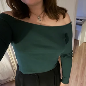 Grön offshoulder - Supersöt grön offshoulder tröja från brandy Melville!💚 storleken är one size men skulle säga att det är en M-S