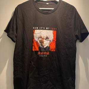T-shirt med Tokyo ghoul tryck på, aldrig använd 