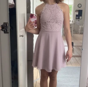 Nelly gammelrosa klänning  - Jättefin gammelrosa klänning från NELLY! Bra skick använd ett fåtal gånger💗Den har dragkedja i ryggen och passar perfekt till skolavslutningen. Kontakta mig vid frågor eller fler bilder!💗(säljer pga att den är för liten)