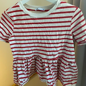 Zara volang - Säljer denna fina volang t-shirt från zara, köpt direkt 100 plus frakt 66kr💕