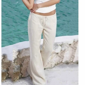 Vita linnebyxor  - Säljer dessa vita trendiga byxorna. Dem är inte i linnetyg men ser ut som på bilden. Säljer pga alldeles för små för mig, dem passar XS/S🤍