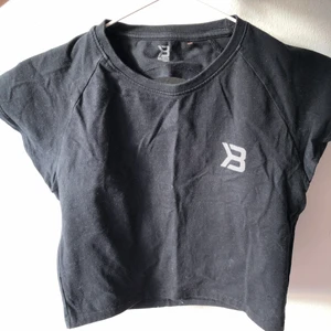 Better bodies träningstopp - Svart - Kort träningstopp med öppenrygg och är i ett tjockare material än den i ljusrosa från samma modell, men fortfarande lika skön att ha på sig. Används inte längre och är i ett fint skick! 💗