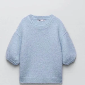 Ljusblå stickad tröja - Populär tröja från Zara som är slutsåld. Jätte fin och skön ljustickad och pefekt nu till sommaren💙 Använd väldigt få gånger och i väldigt bra skicka💙 är en storlek S men passar en M lika bra💙💙 Köparen står för frakten