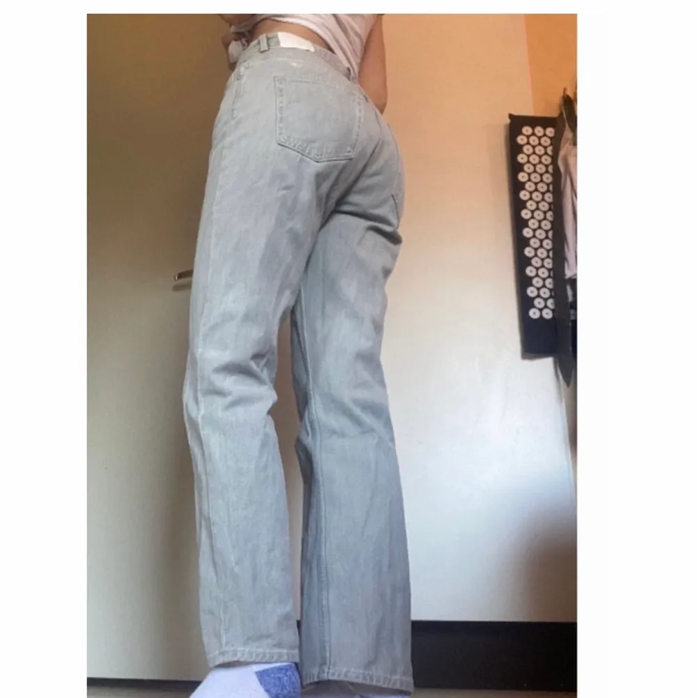 Waist: 29 Length: 30  Gråa jeans köpta på Weekday  Längd på mig: 1,74 cm Normal storlek på mig: 27/32. Jeans & Byxor.