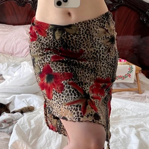 blommig kjol - drömmig kjol med blommigt, leopard mönster! perfekt till sommaren och stranden 🌺 orginellt köpt på depop! frakt är 40 kr <333