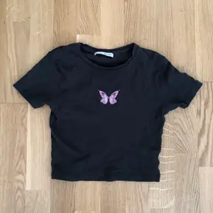 Säljer den här fina gråa y2k t-shirt med en liten fjäril🌸🌸 näst intill oanvänd!