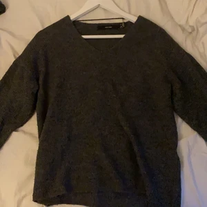 Stickad tröja - Säljer en stickad v-ringad mörkgrå tröja i skönt material, den nopprar inget och är i fint skick