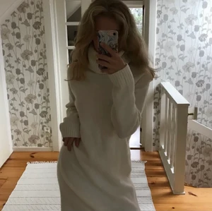 Klänning - (Lånade bilder) Säljer denna snygga stickade klänning då den inte kommer till användning, köpt här på Plick. Köpare står för frakten🤍🤍nypris: 599:-