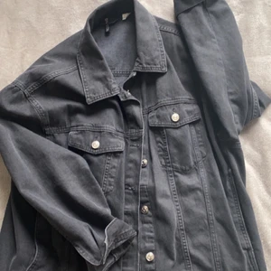 Svart jeansjacka - Säljer denna svarta jeansjacka från HM💕💕☺️ det är storlek L men passar som S eller M också beroende på hur man vill att den ska sitta💕