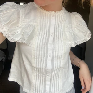 Zara vit topp - Vit topp från zara som aldrig är använd. Superfin till sommaren😍