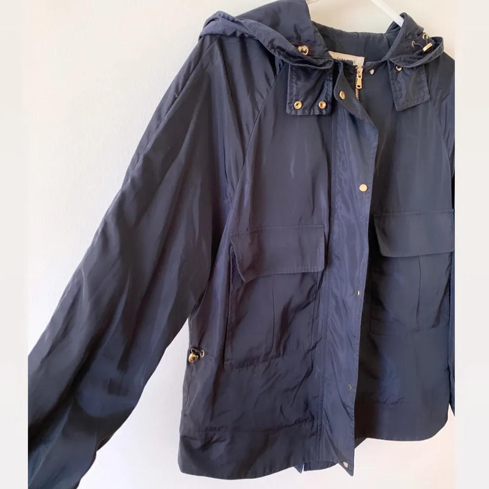 Marinblå regn/vindjacka från Zara i storlek M, använd fåtal gånger så i fint skick ☔️🌧 . Jackor.