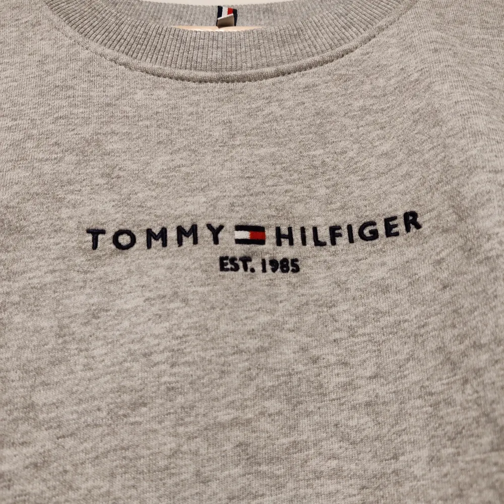 Sweater från Tommy Hilfiger i storlek medium men skulle säga att den sitter mer som en small. Som ny.. Tröjor & Koftor.