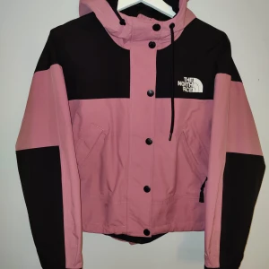 The North Face - rosa jacka  - Rosa/svart vårjacka från TNF med dryvent teknologi, dragsko i fållen för anpassad fit. Den är perfekt oavsett väder! Använd endast ett fåtal gånger och det är därför jag säljer den. Den ser ut precis som ny. 