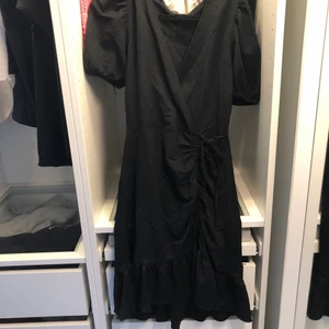 Svart klänning gina tricot - Jättefin klänning! Ganska kort, går en bit över knäna. Armarna är en jättefin detalj - ish puffärmar 🧚