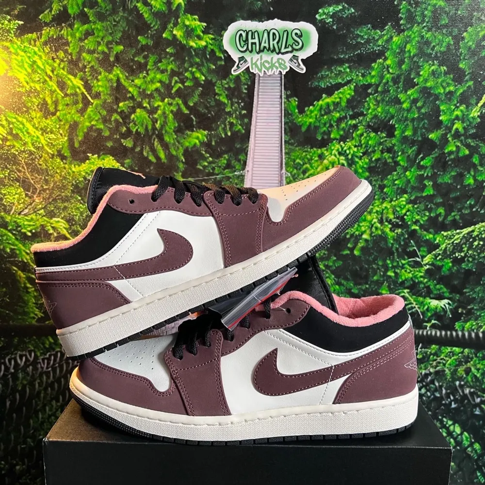 Air Jordan 1 Low ”Mocha” ☕️  Storlek:  -44.5  Pris: 2399kr. Skor.