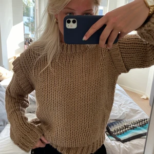 stickad tröja  - Säljer denna mysiga stickade tröja från Na-Kd i en beige/brun färg. Använd cirka 2/3 gånger och är i mycket bra skicka. Säljer p.g.a att den inte kommer till användning. Storlek S/M