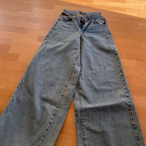 Jeans med hål vid midjan, vida ben - Storlek 36, från missguided, använda 1 gång. 230 kronor inklusive frakt